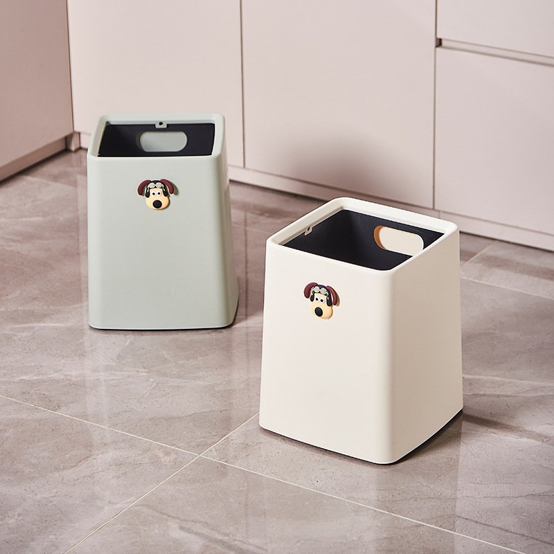 Thùng rác nhựa PP 2 lớp nắp lật chống rò rỉ cho gia đình 23L Hai thùng rác nhựa có hình chó trang trí, đặt trong bếp, màu trắng kem và xanh nhạt.