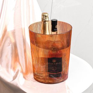 Thùng rác nhựa màu cam nhạt dùng làm xô ướp lạnh rượu.