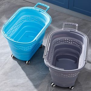 Hai giỏ kéo màu xanh dương và xám đặt cạnh nhau, thể hiện không gian chứa rộng.