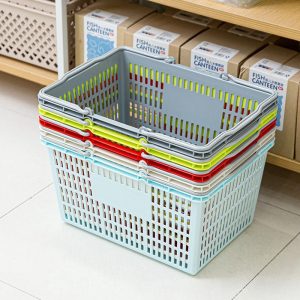 Bốn giỏ nhựa nhiều màu xếp chồng lên nhau trong cửa hàng