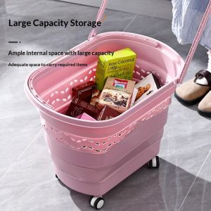 Giỏ đựng đồ màu hồng chứa đầy thực phẩm và đồ dùng.