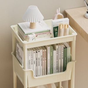 Kệ nhựa 3 tầng màu vàng kem, đựng sách và vật dụng nhỏ trên bàn học.