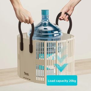 Giỏ đựng đồ màu kem đang được dùng để xách bình nước lớn, thể hiện sức chịu tải 20kg.