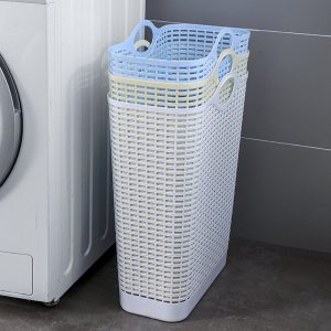 Ba giỏ đựng xếp lồng vào nhau, đặt sát máy giặt.