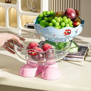Hai thau chân cao xếp chồng, đựng trái cây khác nhau, thể hiện tính đa năng.