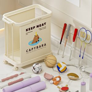 Giỏ nhựa đa năng PP có bánh xe đựng đồ chơi, snack, quần áo, thể thao Giỏ nhựa đặt cạnh tường, bên ngoài là nhiều đồ thể thao và yoga.