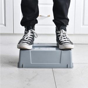 Một người đứng lên hộp đựng nhựa để minh họa độ chắc chắn