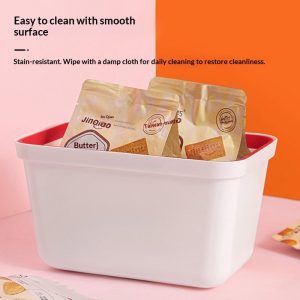 Giỏ nhựa trắng viền đỏ đựng các túi thực phẩm, đặt trên nền cam.