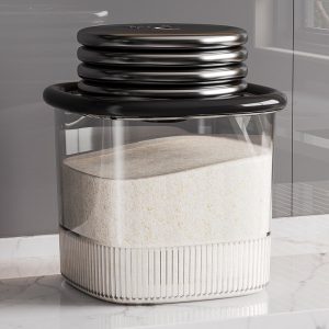 Hộp đựng gạo đầy, xếp chồng nhiều nắp lên nhau.