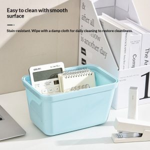 Giỏ xanh đựng sổ tay, máy tính mini, để trên bàn làm việc.