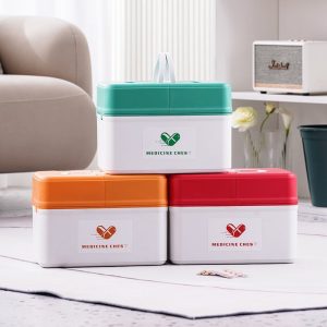 Hộp nhựa PP đựng thuốc y tế gia đình đa năng dung tích lớn tiện lợi Ba hộp y tế với các màu sắc khác nhau đặt trong phòng khách.