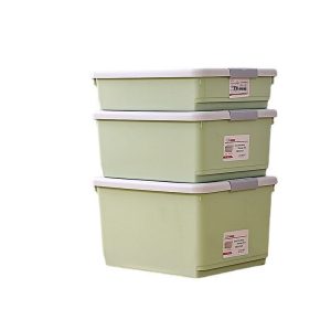 Ba hộp nhựa xanh xếp chồng trên nền trắng, nổi bật thiết kế vuông vức.