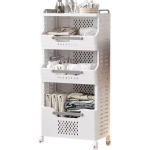 Ảnh cận cảnh giá đựng 3 tầng với nhiều đồ dùng phòng tắm, khăn và quần áo.