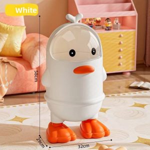 Thùng rác nhựa hình vịt 40L nắp lật lớn cho gia đình, phòng trẻ em Thùng rác vịt trắng với kích thước 58x32x29cm đặt trên thảm phòng khách.