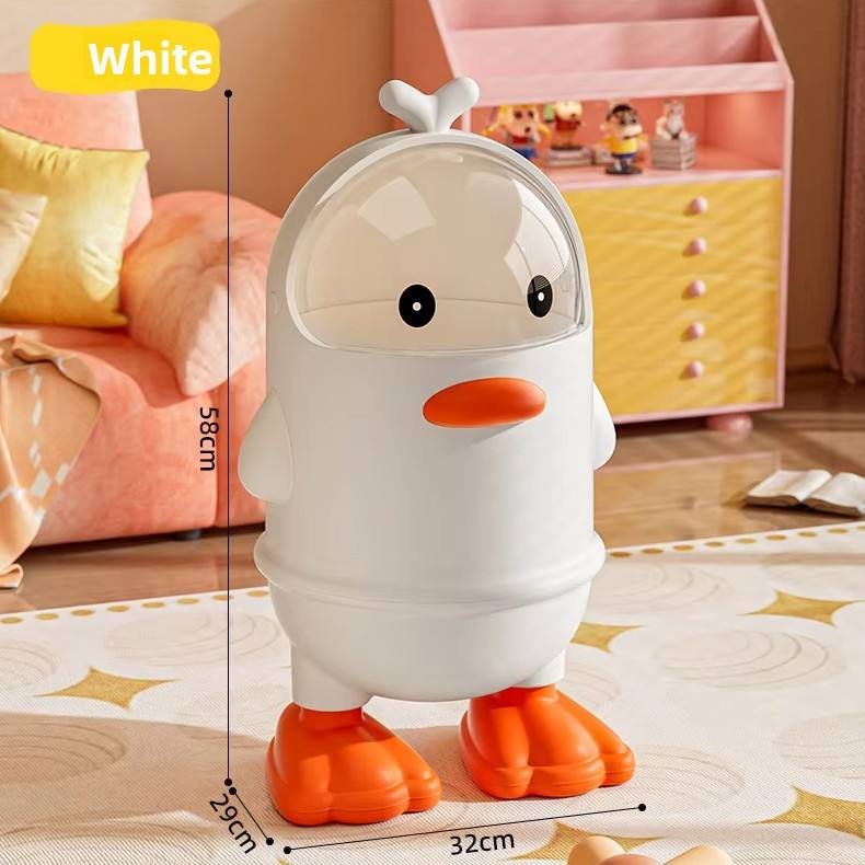 Thùng rác nhựa hình vịt 40L nắp lật lớn cho gia đình, phòng trẻ em Thùng rác vịt trắng với kích thước 58x32x29cm đặt trên thảm phòng khách.