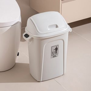 Thùng rác nhựa trắng 30L đặt cạnh bồn cầu trong nhà vệ sinh.