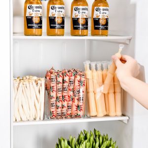 Các hộp nhựa đựng nấm, xúc xích, đồ ăn vặt trong ngăn tủ lạnh.