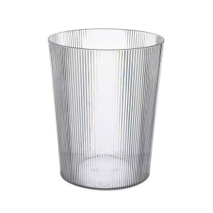 Thùng rác nhựa sọc trong suốt, đơn giản, không vật trang trí.