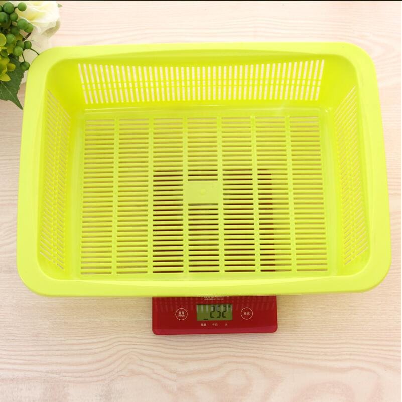 Rổ nhựa PP đa năng hình chữ nhật có lỗ thoát nước cho gia đình, văn phòng Rổ nhựa màu vàng với thiết kế lỗ thoát nước, đặt trên cân điện tử.