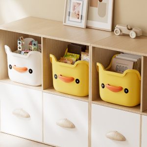 Ghế đẩu hình vịt dùng làm hộp đựng đồ trong kệ gỗ.