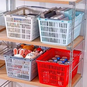 Giỏ xách nhựa PP đa năng đi chợ siêu thị KASAWOW 2 quai bền đẹp Nhiều giỏ nhựa với các màu khác nhau được dùng để lưu trữ đồ trên kệ.