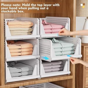 Kệ nhựa PP xếp chồng gấp gọn đa năng lưu trữ quần áo 10-20L Người dùng kéo kệ ra để lấy quần áo dễ dàng.