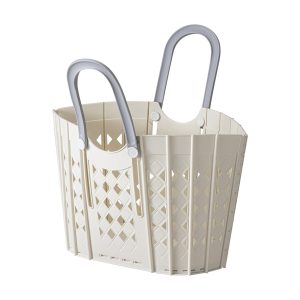 Ảnh cận cảnh giỏ đựng quần áo màu trắng kem với tay cầm tiện lợi.