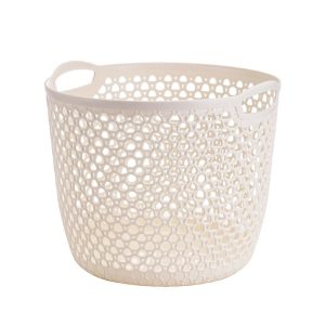 Giỏ đựng quần áo màu trắng chụp riêng trên nền trắng.