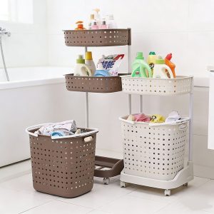 Nhiều giỏ đựng đồ với các màu sắc khác nhau trong phòng tắm.
