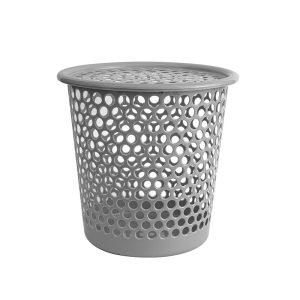 Giỏ đựng quần áo màu xám có nắp, đặt riêng biệt.