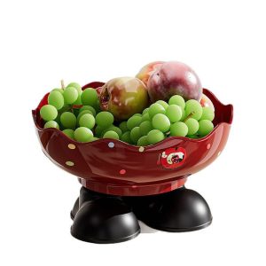 Thau nhựa đỏ chân đen, đựng nho xanh và mận, nổi bật với thiết kế đáng yêu.