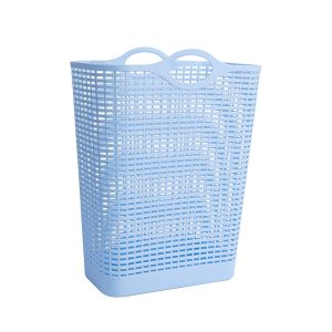 Giỏ đựng quần áo màu xanh dương nhạt, chụp riêng lẻ.