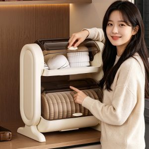 Kệ úp bát đĩa 2 tầng nhựa PP có cửa che chống bụi, khay hứng nước tiện lợi Người dùng mở cửa kệ để lấy bát đĩa, thao tác dễ dàng.