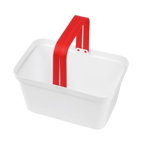Giỏ nhựa trắng với tay cầm đỏ, chụp cận cảnh, không có đồ bên trong.