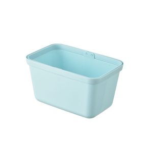 Giỏ nhựa xanh dương nhạt trống, nhìn rõ thiết kế đơn giản.