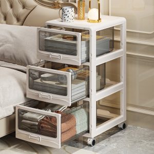 Tủ nhựa 3 tầng đặt cạnh giường, ngăn kéo mở ra chứa sách và quần áo.