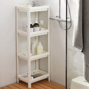 Kệ nhựa 3 tầng đặt trong góc phòng tắm, đựng chai lọ gọn gàng.