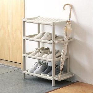 Kệ giày 4 tầng màu trắng, đặt sát tường, chứa giày thể thao và dép, có ô dù bên cạnh.