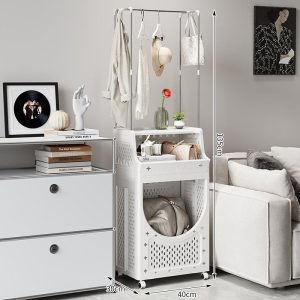 Giá treo quần áo với kích thước chi tiết, đặt cạnh sofa.