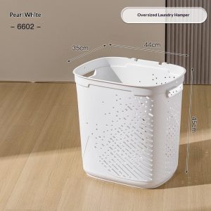Giỏ đựng quần áo nhựa PP có bánh xe nắp đậy tiện lợi cho gia đình Giỏ đựng quần áo nhựa trắng, có kích thước 44x35x45cm, đặt trên sàn gỗ.