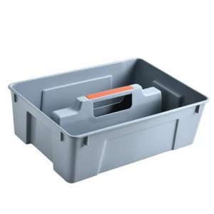 Hộp đựng nhựa màu xám với tay cầm cam nhìn từ góc nghiêng