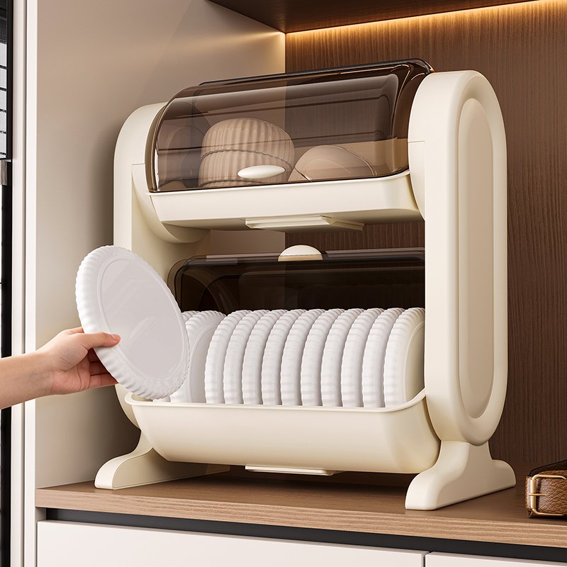 Kệ úp bát đĩa 2 tầng nhựa PP có cửa che chống bụi, khay hứng nước tiện lợi Tay người đang lấy đĩa từ kệ, cửa mở lên tiện lợi.