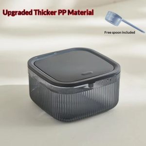 Hộp nhựa nắp xám với dòng chữ 'Upgraded Thicker PP Material', kèm thìa đong.