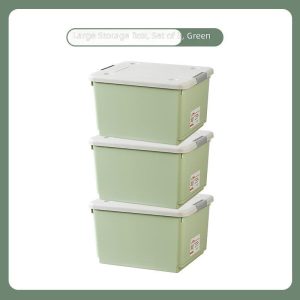 Bộ ba hộp nhựa xanh với nắp trắng, phối cảnh nền xanh trang nhã.