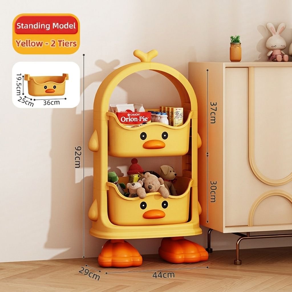 Kệ nhựa đa năng hình vịt vàng 3 tầng đựng đồ chơi thực phẩm Kệ vịt vàng hai tầng, có kích thước chi tiết, đặt cạnh tủ