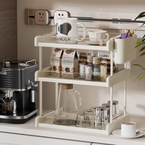 Kệ đựng cốc hai tầng đặt trên bàn, chứa nhiều cốc và phụ kiện pha cà phê.
