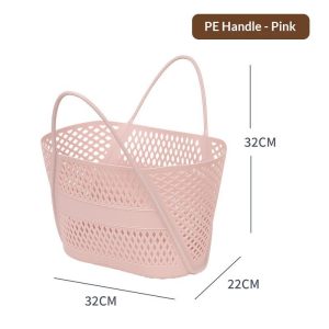 Giỏ nhựa màu hồng nhạt đặt cạnh khăn tắm, phù hợp phòng tắm.